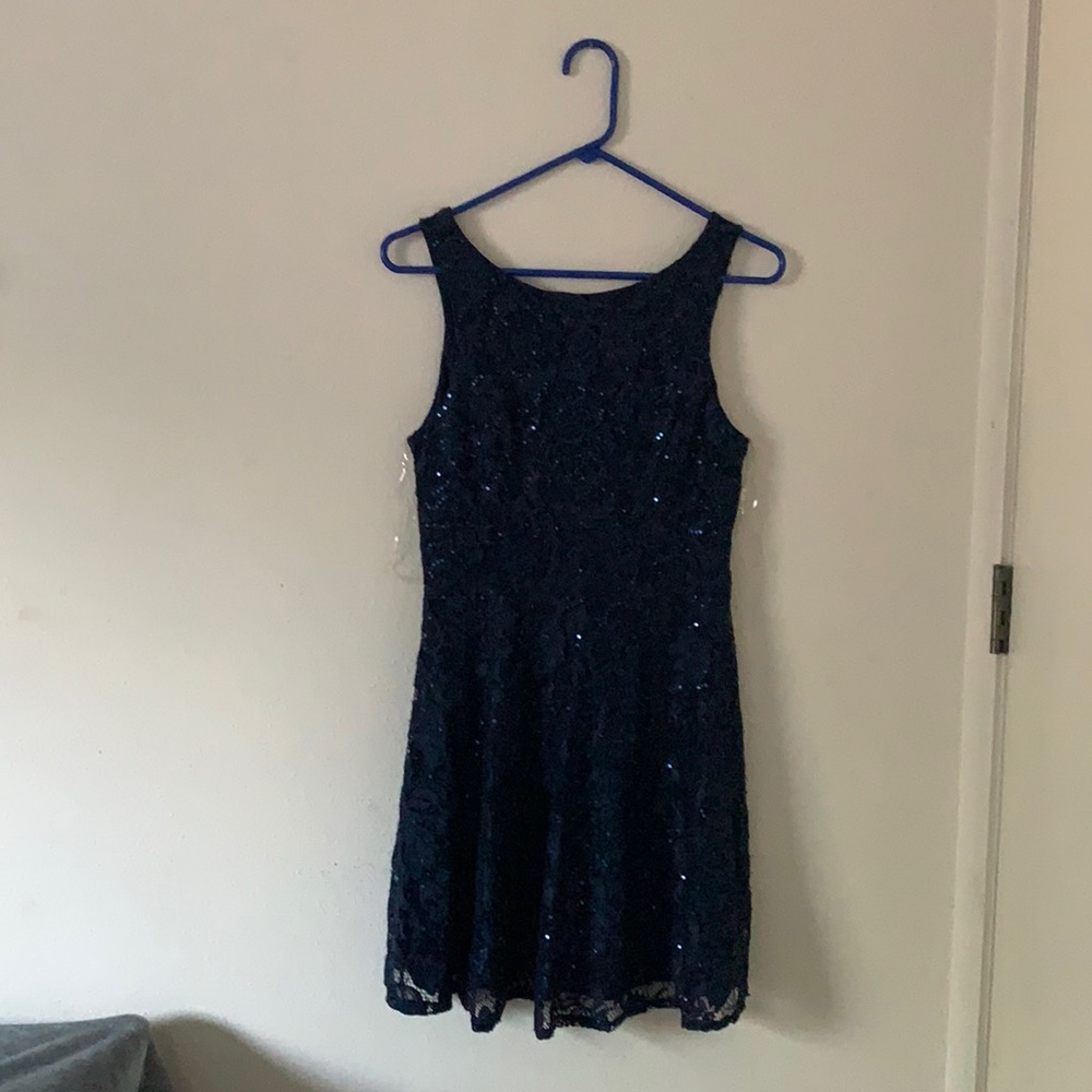 Size 5 dress from the brand Speechless. Navy blue with shiny sequins!